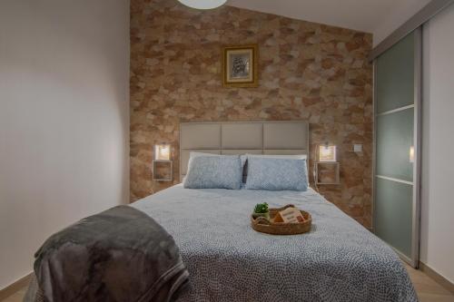 Un dormitorio con una cama con una cesta. en Casa da T´Idalete, en Ourique