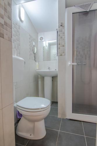 a bathroom with a toilet and a sink and a shower at Casa da T´Idalete in Ourique