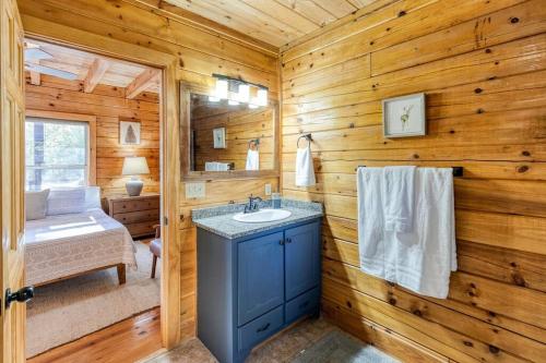 Ένα μπάνιο στο 5BR Modern Mountain Top Retreat, Jacuzzi & Firepit, Million Dollar View, Gigabit Internet
