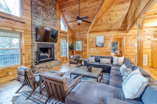 Χώρος καθιστικού στο 5BR Modern Mountain Top Retreat, Jacuzzi & Firepit, Million Dollar View, Gigabit Internet