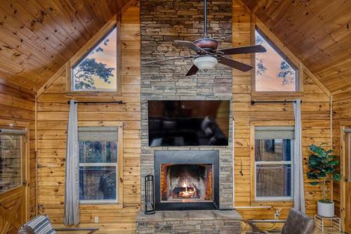 Φωτογραφία από το άλμπουμ του 5BR Modern Mountain Top Retreat, Jacuzzi & Firepit, Million Dollar View, Gigabit Internet σε Epworth
