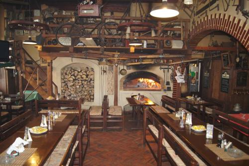 Um restaurante ou outro lugar para comer em Hotel Corrado