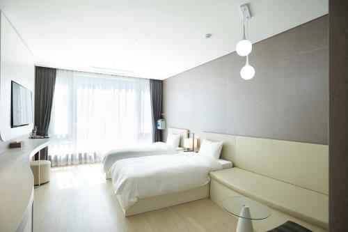 Postel nebo postele na pokoji v ubytování Pyeongchang The White Hotel