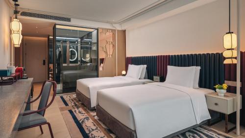 Katil atau katil-katil dalam bilik di Hotel Indigo Hangzhou Uptown,Close to Westlake , boutique design hotel with freeflow minibar