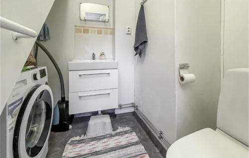 een badkamer met een wasmachine en een wastafel bij 2 Bedroom Amazing Home In Charlottenberg in Charlottenberg