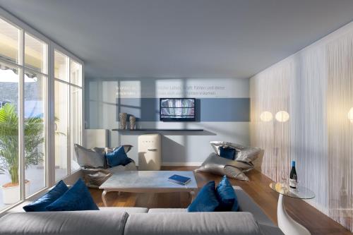 a living room with a couch and a table at Romantik Jugendstilhotel Bellevue in Traben-Trarbach