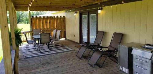 eine Terrasse mit Stühlen und einem Tisch auf einer Terrasse in der Unterkunft Lakefront Cottage - 25 in Mead