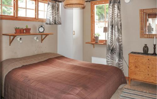 1 dormitorio con 1 cama, vestidor y ventanas en Amazing Home In Kristinehamn With Wifi, en Rådetorp