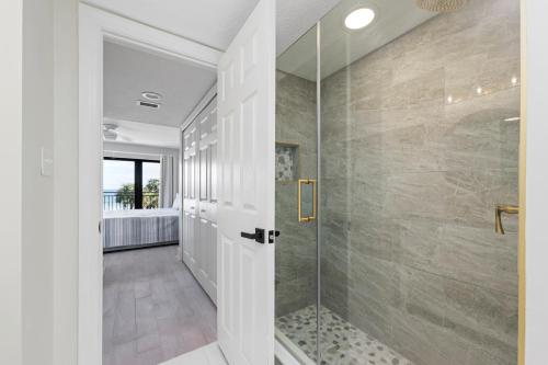 ein Bad mit einer ebenerdigen Dusche und einer Glastür in der Unterkunft Ocean House 311 in Cedar Landing