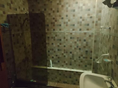 W łazience znajduje się prysznic, umywalka i lustro. w obiekcie La tranquila termal w mieście Termas de Río Hondo