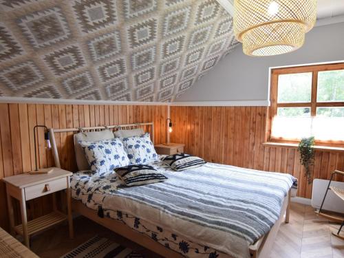 Tempat tidur dalam kamar di Detached house with large garden, pool, sauna and jacuzzi, Perlino