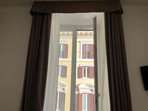 TV a/nebo společenská místnost v ubytování TRIPLE big room AMAZING VIEW, for two o three person, in CENTER of ROME