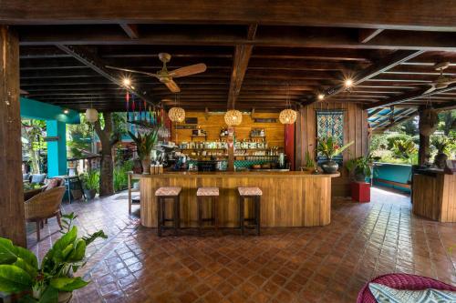 un restaurant avec un bar avec des tabourets dans l'établissement Ock Pop Tok Mekong Villa, à Luang Prabang