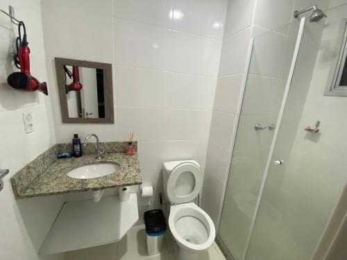 uma casa de banho com um WC, um lavatório e um chuveiro em Flat aconchegante próximo a Pelinca em Campos dos Goytacazes