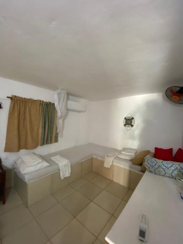 a white bathroom with a tub and a bed at Apartamento con vista al mar in San Felipe de Puerto Plata