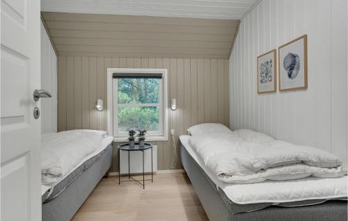 ブラーバンドにあるAmazing Home In Blvand With 4 Bedrooms, Sauna And Indoor Swimming Poolの窓付きの部屋 ベッド2台