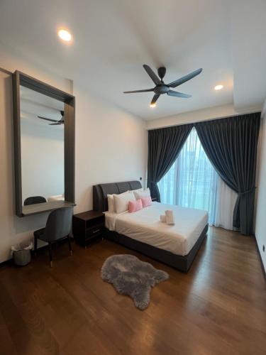 een slaapkamer met een bed en een plafondventilator bij Opus Residences KL Malaysia in Kuala Lumpur
