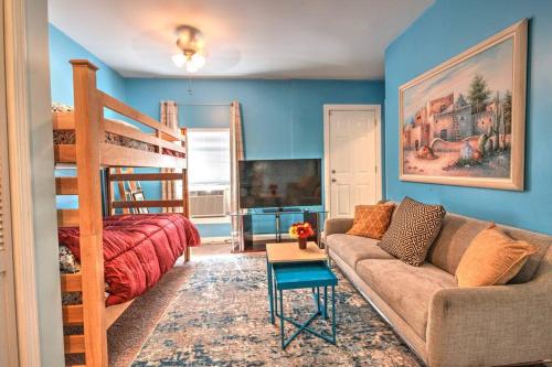 ein Wohnzimmer mit einem Sofa und einem Etagenbett in der Unterkunft Spacious Row Home next Transit near Downtown w Parking in Chicago