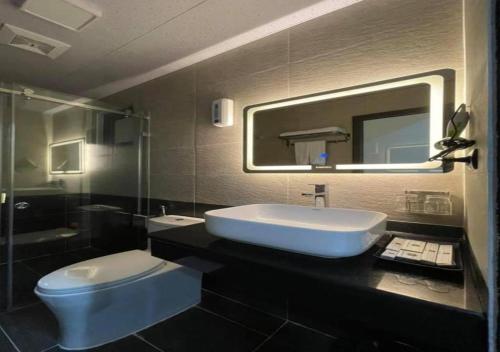 Phòng tắm tại My House Hotel - 350 Trần Khát Chân - by Bay Luxury