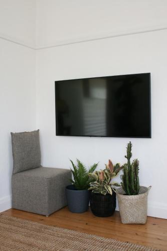 En TV eller et underholdningssystem på The Byron Bay Guesthouse