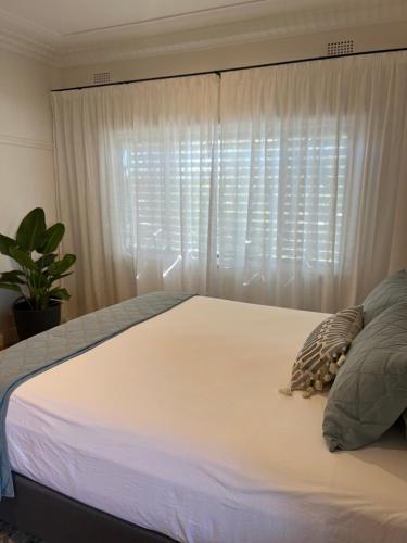 Downtown Byron Bay Guesthouseにあるベッド