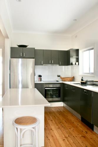 Downtown Byron Bay Guesthouseにあるキッチンまたは簡易キッチン