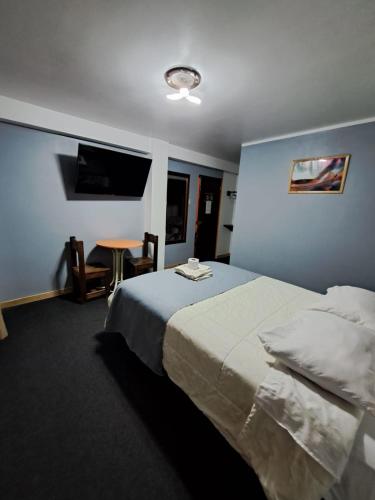a hotel room with a bed and a table at Hotel Alpamayo Guest House in Huaraz
