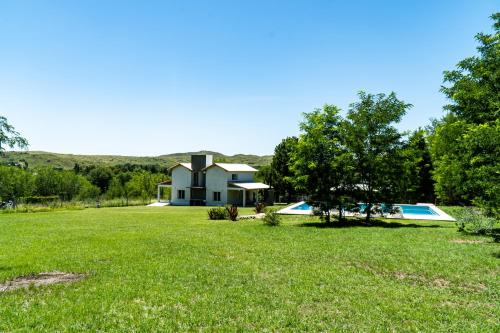 a large yard with a house and a swimming pool at Cabañas Sonnenblumen in Potrero de Garay