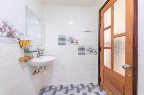La salle de bains est pourvue d'un lavabo et d'un miroir. dans l'établissement Odessa hotel, à Nha Trang