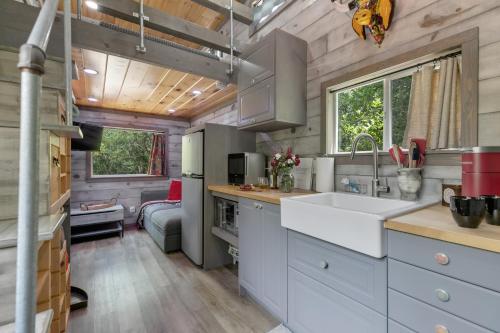 Stunning Modern Tiny Home with Grill – Photos 2