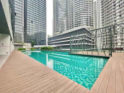een zwembad in een stad met hoge gebouwen bij KL Gateway 2B2B Cozy apartment in Kuala Lumpur