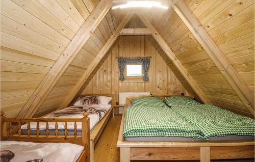dwa łóżka na poddaszu domku z bali w obiekcie Stunning Home In Preitenegg With Wifi w mieście Unterauerling
