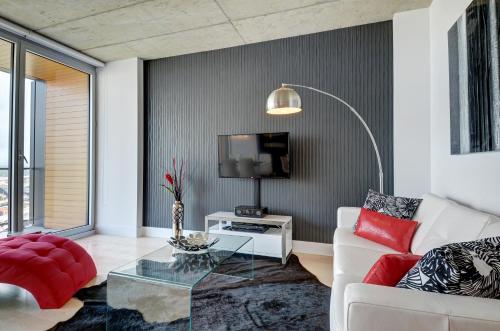 sala de estar con sofá y TV en Les Immeubles Charlevoix - Le 760514, en Quebec
