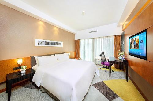 Una cama o camas en una habitación de Hampton by Hilton Zhuhai Gongbei Port