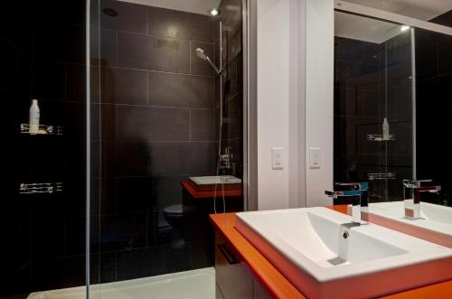 Een badkamer bij Les Immeubles Charlevoix - Le 760514
