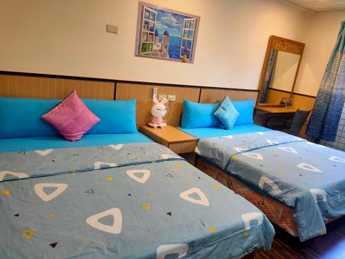 ein Schlafzimmer mit zwei Betten mit Herz drauf in der Unterkunft Long Quan Ju in Wenquan