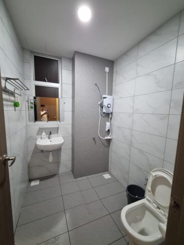 La salle de bains est pourvue de toilettes et d'un lavabo. dans l'établissement Eid2 SKS Habitat Larkin-3BR Family Friendly up to 10Pax - 9 Beds- Free Wifi Pool Parking Gym & Preminum facilities, à Johor Bahru