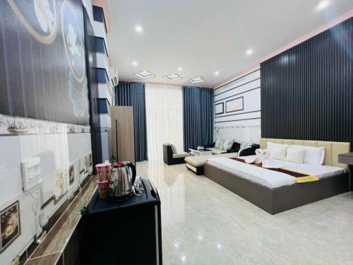 - une chambre avec un grand lit et un canapé dans l'établissement Đại Quang Hotel, à Cần Thơ