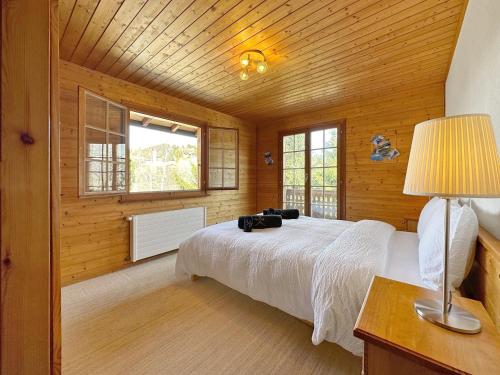 ein Schlafzimmer mit einem weißen Bett und einem Fenster in der Unterkunft Chalet Albarose - Vercorin in Vercorin