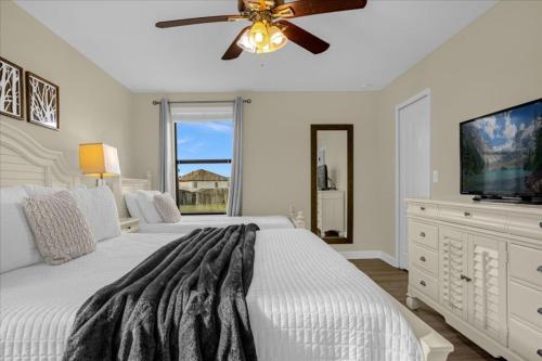 - une chambre avec 2 lits et un ventilateur de plafond dans l'établissement 5 Bedrooms - 4,5 Bathrooms - Champions Gate 1404 Mv, à Orlando