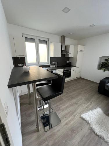 een keuken en een woonkamer met een tafel in een kamer bij Appartement beim Schloss 