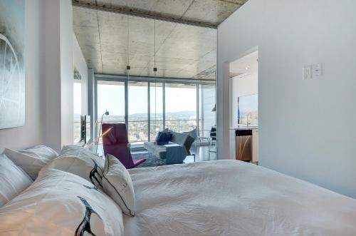 1 dormitorio con 1 cama blanca grande y escritorio en Les Immeubles Charlevoix - Le 760531, en Quebec
