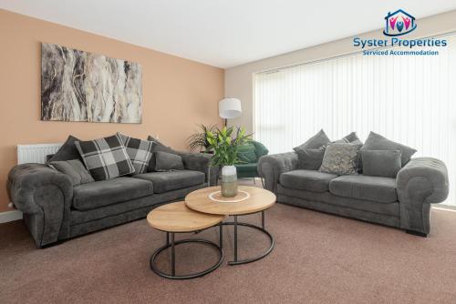 a living room with two couches and a table at 5BR Home, Sleeps 14, Free Parking, Comfortable LE3 Stay in Leicester