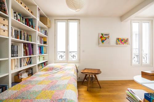 une chambre avec un lit et des étagères dans l'établissement Country home in Paris, à Paris