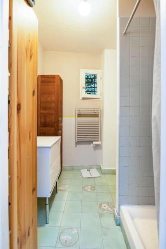 une salle de bain avec une baignoire, un lavabo et une douche dans l'établissement Country home in Paris, à Paris