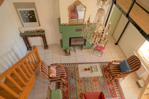 uma vista superior de uma sala de estar com uma mesa e cadeiras em Cabana & Oasis Nouvel'R - Au Calme em Cluny