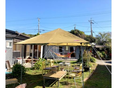 日南市にあるGuesthouse Nichinan - Vacation STAY 46738vの家の前のテント(テーブル、椅子付)