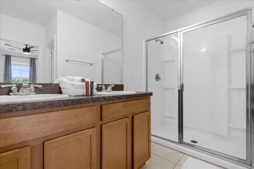 Ένα μπάνιο στο 4 Bedrooms 35 Bathrooms Solterra 4735 Td