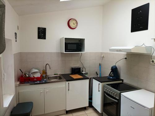 Kuchyň nebo kuchyňský kout v ubytování Charmant appartement à Montargis de 35 m² avec vue sur le lac