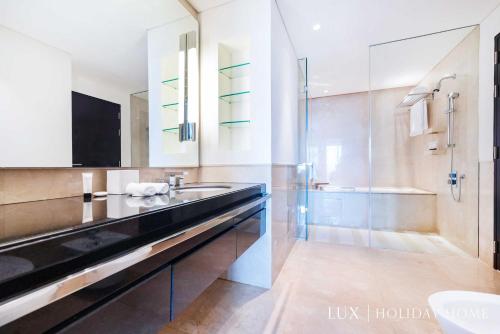 Koupelna v ubytování LUX The JW Marina Suite